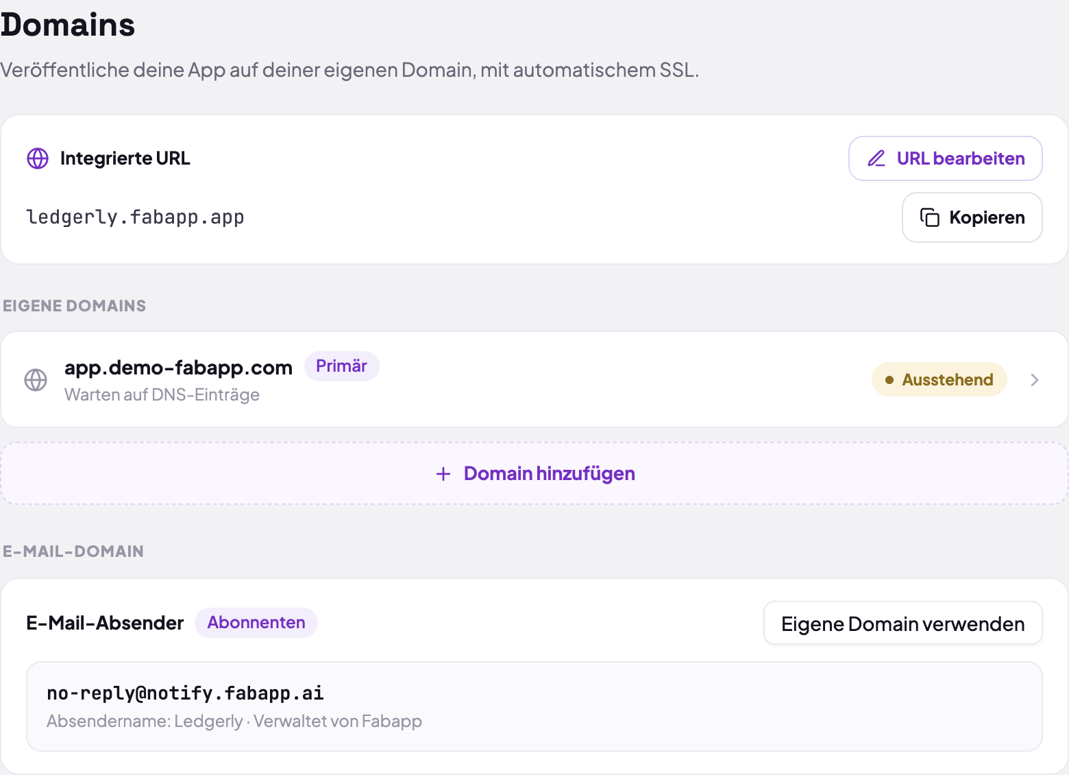 Der Tab Domains im Editor: oben die Subdomain der Plattform mit dem Knopf „URL bearbeiten“, darunter der Block EIGENE DOMAINS mit der Liste der Domains und dem Knopf „Domain hinzufügen“.