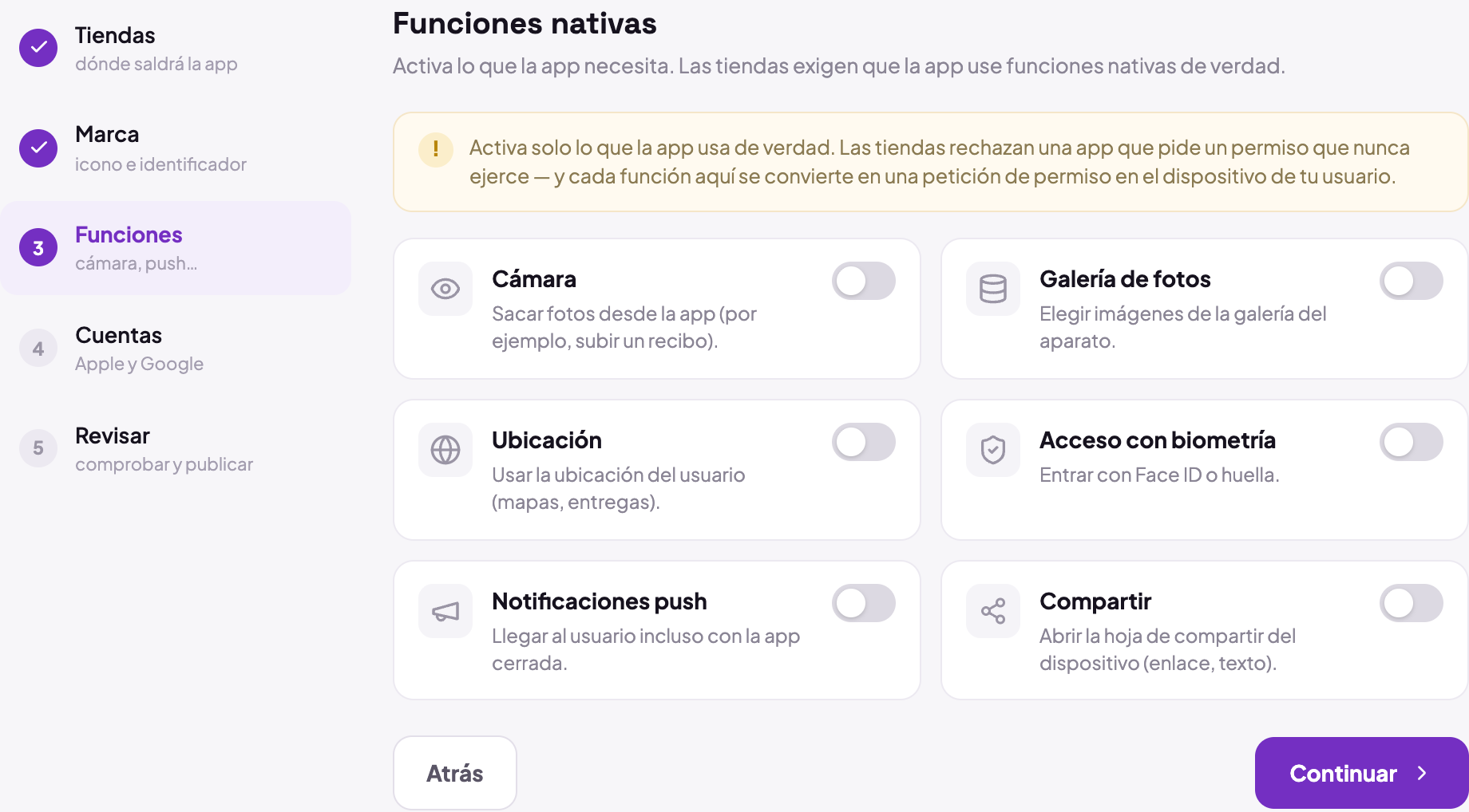 El paso Funciones del asistente, con cámara, fotos, ubicación, biometría, push y compartir, cada uno con una línea que explica para qué sirve.
