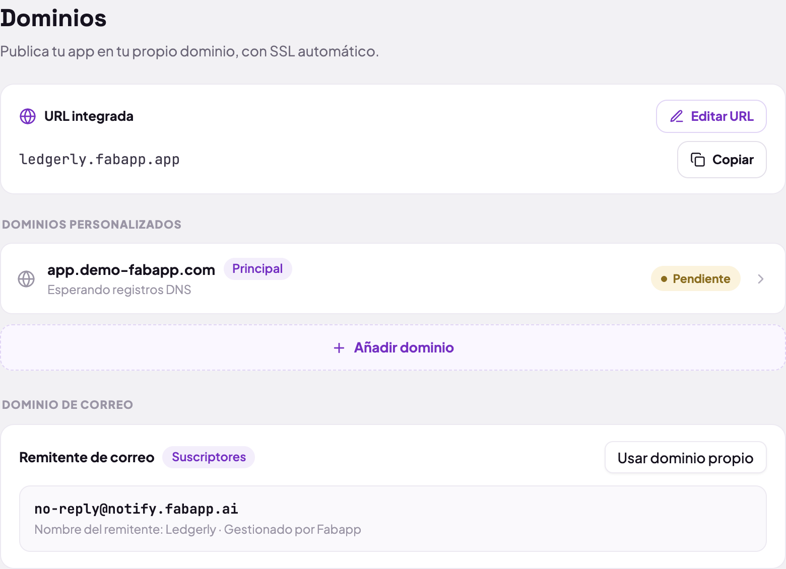 La pestaña Dominios del editor: arriba el subdominio de la plataforma con el botón "Editar URL", y debajo el bloque DOMINIOS PERSONALIZADOS con la lista de dominios y el botón "Añadir dominio".