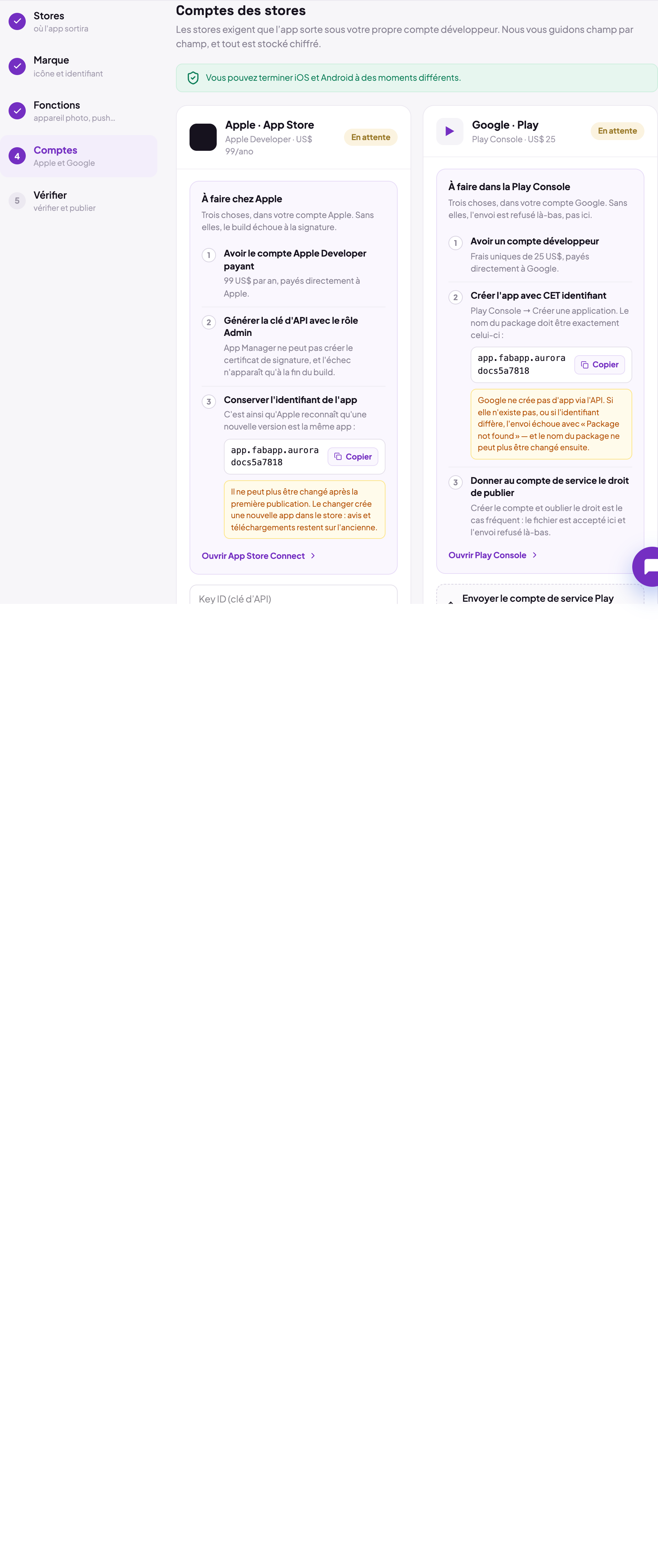 L’étape Comptes de l’assistant, avec la liste de ce qui doit être fait dans la Play Console et chez Apple avant l’envoi, et les champs pour la clé App Store Connect et le compte de service Google.