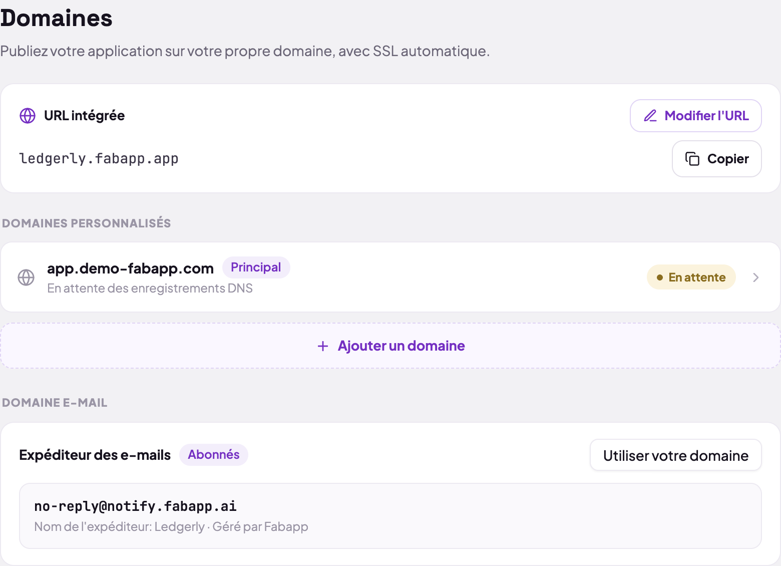 L’onglet Domaines de l’éditeur : en haut le sous-domaine de la plateforme avec le bouton « Modifier l’URL », et en dessous le bloc DOMAINES PERSONNALISÉS avec la liste des domaines et le bouton « Ajouter un domaine ».