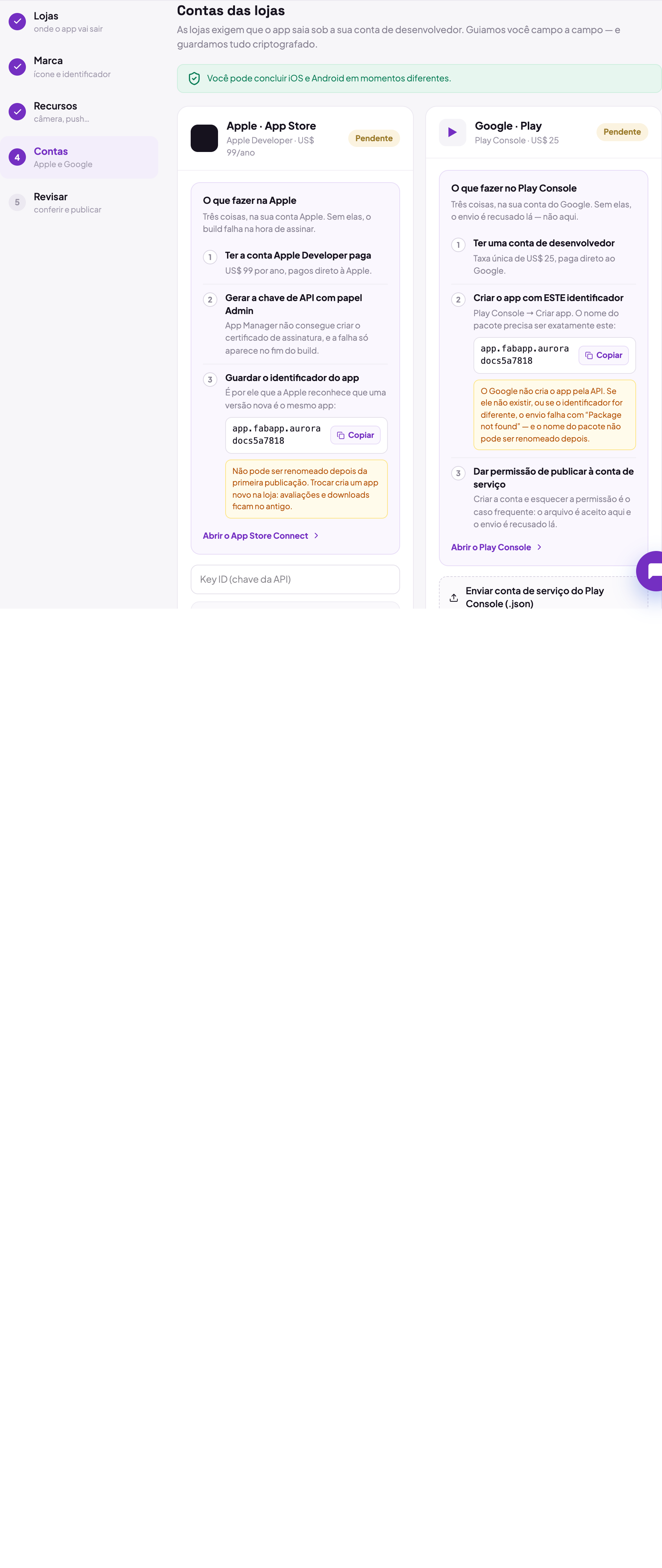 O passo Contas do assistente, com a lista do que precisa estar feito no Play Console e na Apple antes de enviar, e os campos onde entram a chave da App Store Connect e a conta de serviço do Google.