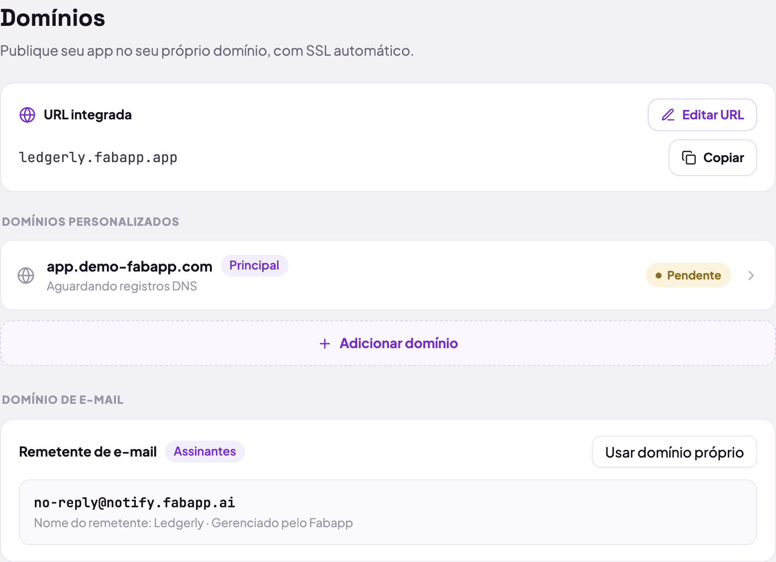 A aba Domínios do editor: em cima o subdomínio da plataforma com o botão "Editar URL", e embaixo o bloco DOMÍNIOS PERSONALIZADOS com a lista de domínios e o botão "Adicionar domínio".