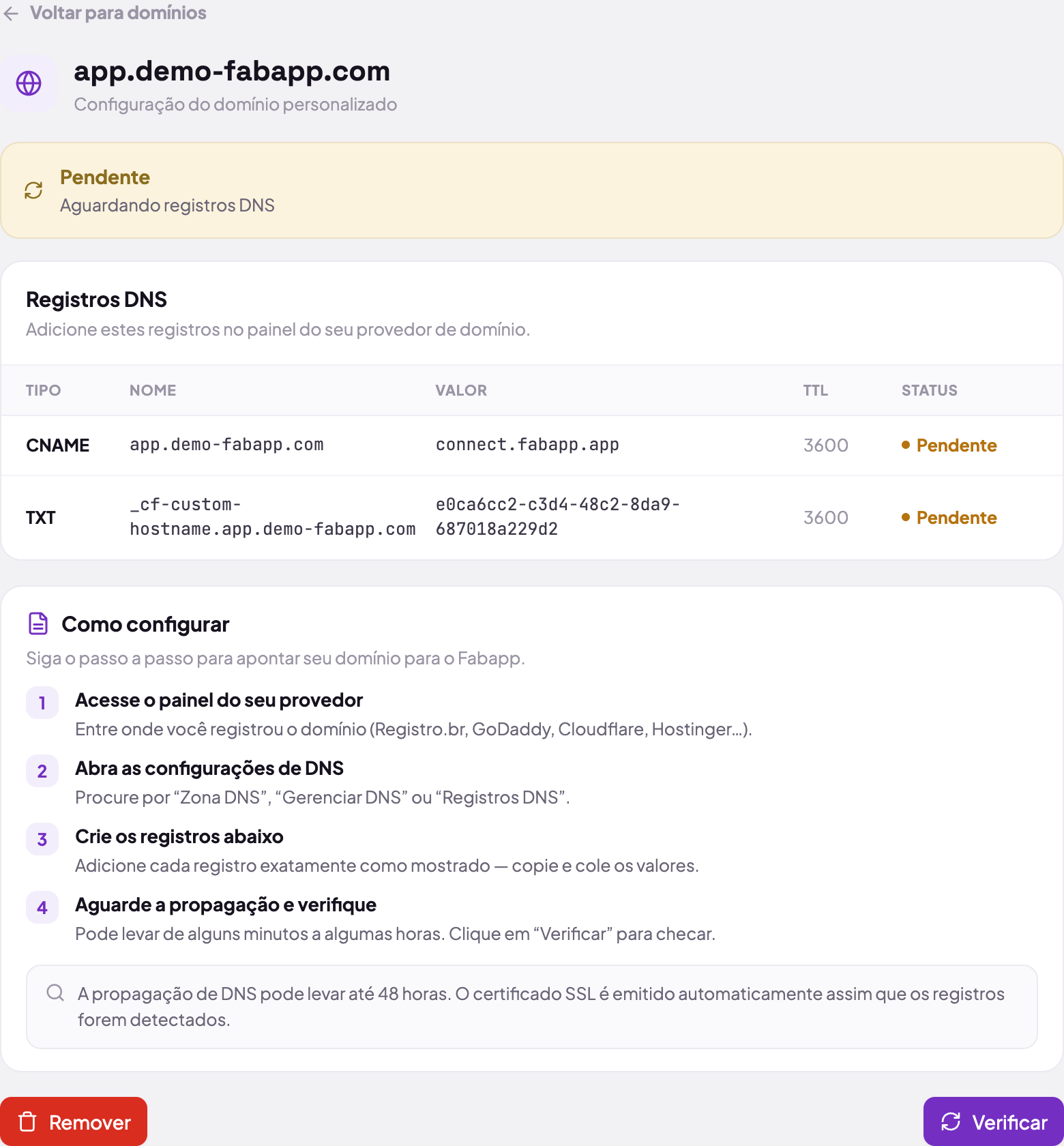 A tela do domínio: em cima o aviso amarelo "Pendente / Aguardando registros DNS" e, abaixo, a tabela "Registros DNS" com duas linhas, um CNAME apontando o domínio para o endereço da plataforma e um TXT de verificação de posse, cada uma com TTL 3600 e status Pendente.